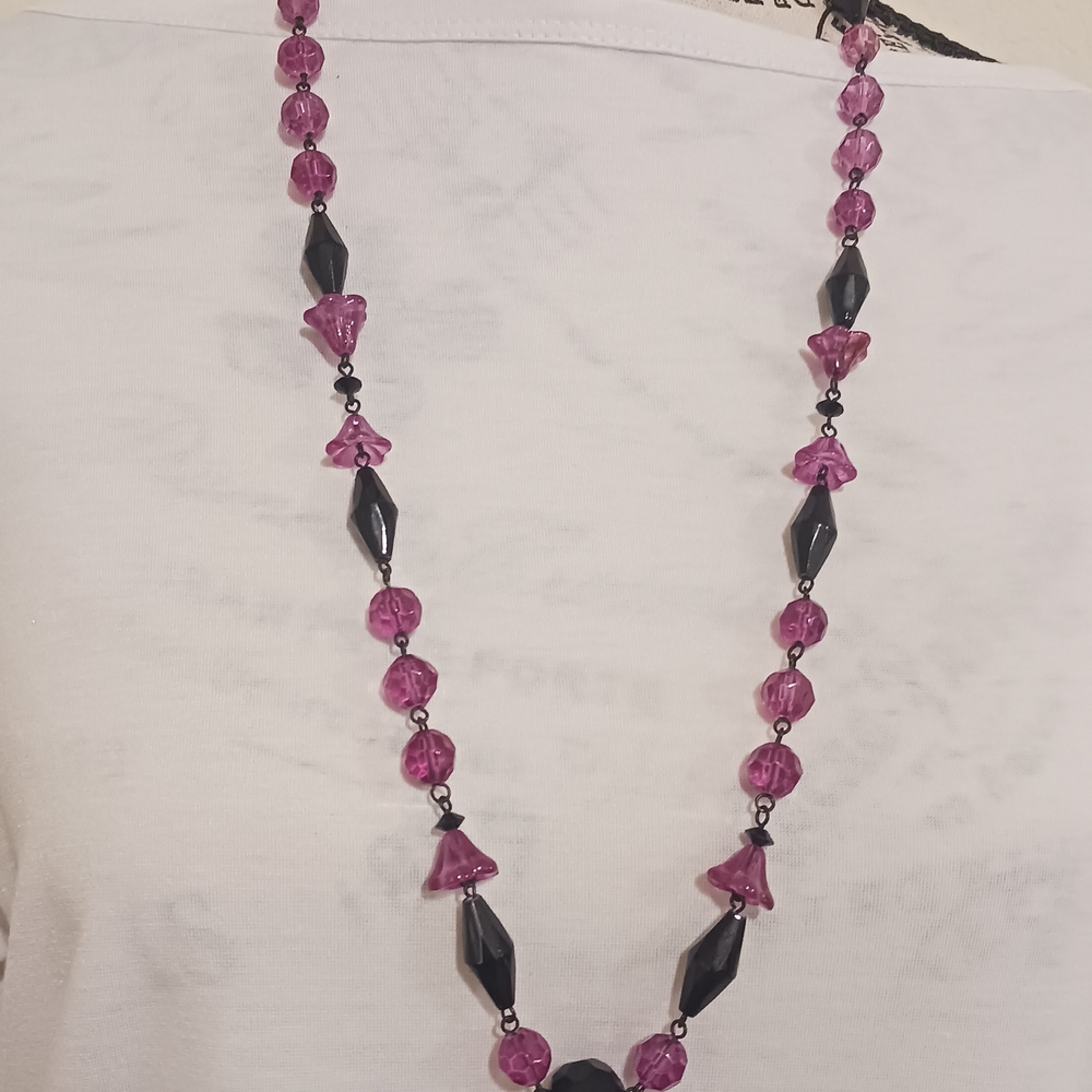 3/$20 💰 Simple Purple and Black Glass Beaded Necklace - Picture 1 of 4